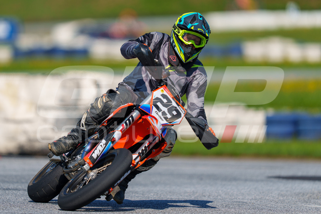 SuperMoto_Staatsmeisterschaft_Greinbach_229 | GRIPcapture steht für authentische Sportfotografie in Österreich – für Momente, die mehr sind als Geschwindigkeit oder Ergebnis. Es geht um Emotion, Spannung, Fokus und den Augenblick, der oft nur einen Wimpernschlag dauert.Ob Motorsport, Teamsport oder 