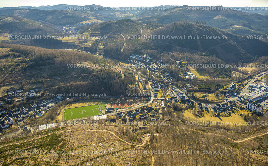 Kirchhundem250308582 | Luftbild, Fußballstadion Sportplatz FC Kirchhundem und Tennisplätze TC Rot-Weiss Kirchhundem e.V., Berg Köpfchen und Ortsansicht Wohngebiet Waldsiedlung, Kirchhundem, Sauerland, Nordrhein-Westfalen, Deutschland