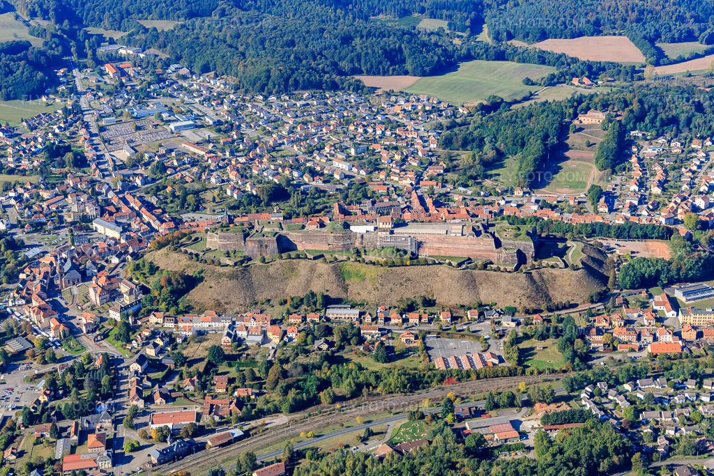 Aerial view: Citadelle de Bitche from the southeast in Bitche in the state Moselle, France. – Photo: IMG_095153.jpg taken on 10/16/2016 by Werner Riehm/FLY-FOTO.com – Resolution of the original: 5472 x 3648 px – Citadelle de Bitche