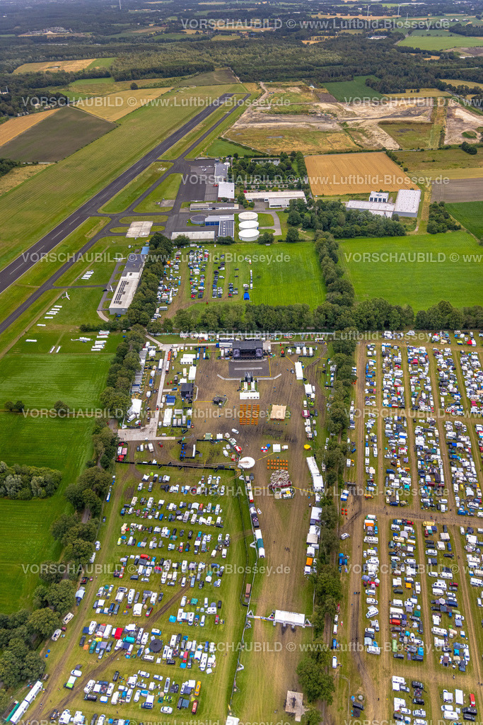 Bottrop240701532Kirchhellen_RuhrpottRodeo | Luftbild, Ruhrpott-Rodeo 2024 Musikevent am Flugplatz Schwarze Heide, die Bühne wartet auf die Fans, Parkplätze und Wohnmobilstellplatz, Kirchhellen-Nord-West, Bottrop, Ruhrgebiet, Nordrhein-Westfalen, Deutschland