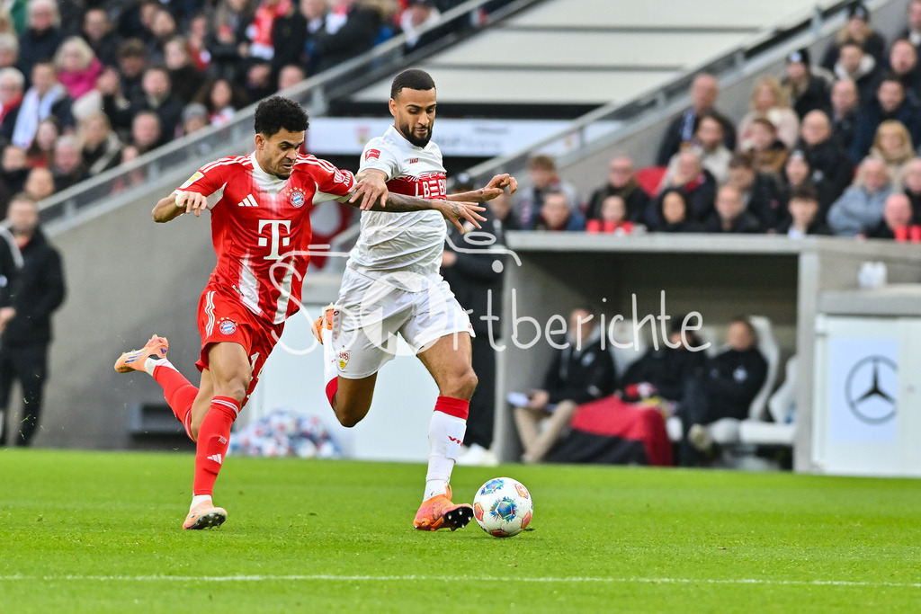 VfB Stuttgart - FC Bayern München | STUTTGART, GERMANY - 06. DECEMBER: im Duell Luis DIAZ (FC Bayern Munich 14) und Josha VAGNOMAN (VfB Stuttgart 4) während dem Bundesligamatch zwischen dem VfB Stuttgart und dem FC Bayern München am 13. Spieltag in der MHP Arena / DFL REGULATIONS PROHIBIT ANY USE OF PHOTOGRAPHS AS IMAGE SEQUENCES AND/OR QUASI-VIDEO