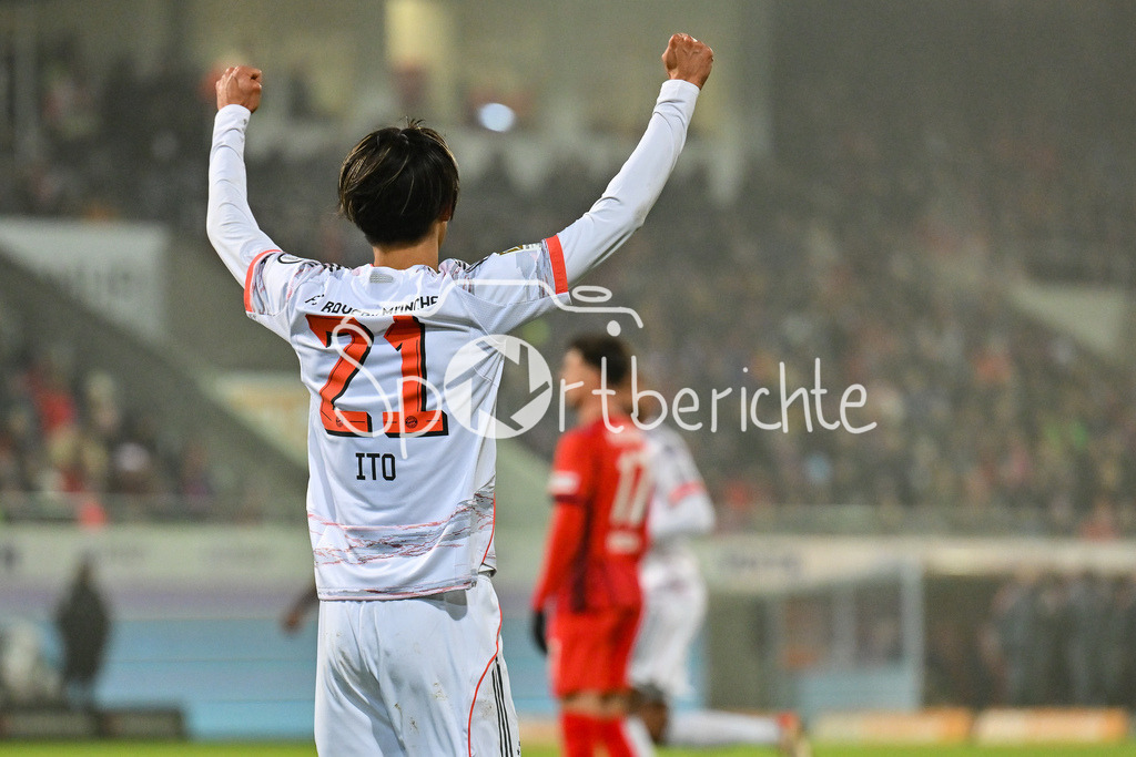 1. FC Heidenheim - FC Bayern München | HEIDENHEIM, GERMANY - 21. DECEMBER: Hiroki ITO (FC Bayern Munich 21) jubelt nach dem Treffer zum 0-2 durch Michael OLISE (FC Bayern Munich 17) / Tor / Torschuetze / Freude / Happy während dem Bundesligamatch zwischen dem 1. FC Heidenheim und dem FC Bayern München am 15. Spieltag in der Voith-Arena / DFL REGULATIONS PROHIBIT ANY USE OF PHOTOGRAPHS AS IMAGE SEQUENCES AND/OR QUASI-VIDEO