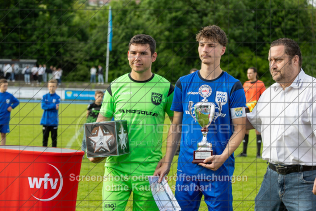 20250529_183615_0265 | #,  VfL Kirchheim (blau) vs. 1.FC Eislingen (weiß), Fußball, Bezirkspokal Finale - Bezirk Neckar/Fils, 2024/2025, Rasenplatz VfL Stadion Kirchheim, Jesinger Straße 105, 73230 Kirchheim, 29.05.2025 - 16:30 Uhr,Foto: PhotoPeet-Sportfotografie/Peter Harich