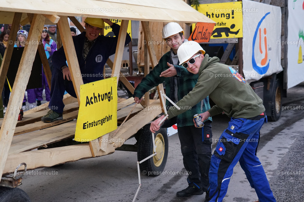 news-2023-Feb11-Fasching-Weissenbach-DSC01707 | Info aus dem Bezirk Reutte/Ausserfern Tirol sowie eine umfangreiche Bilddatenbank über die gesamte Region: Lechtal, Talkessel Reutte, Tannheimertal, Zwischentoren. Lech, Plansee, Zugspitze, Grenztunnel, B179, Fernpassstraße, Verkehr, Lawinen, Tradition, - Realisiert mit Pictrs.com