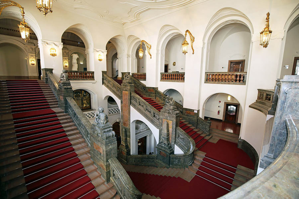 Bildlexikon Leipzig - Neues Rathaus - Blick in das Haupttreppenhaus | Das Team hinter BILDLEXIKON LEIPZIG bündelt historische wie aktuelle Informationen über die Stadt Leipzig in Text und Bild auf einer Plattform und stellt diese der interessierten Öffentlichkeit zur Verfügung.