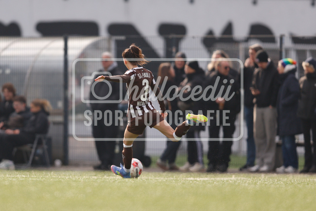 Fußball I Frauen I Saison 2025-2026 I Regionalliga Nord I 15. Spieltag I St. Pauli - SpVg Aurich-72 | Gianna Nicoleit (3, FC St. Pauli) - Realisiert mit Pictrs.com