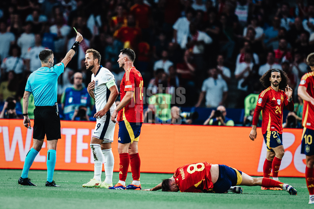Fußball | Herren | UEFA-Fußball-Europameisterschaft 2024 | Finale | Spanien vs. England | 14.07.2024 | Harry Kane (#9, England) sieht die Gelbe Karte