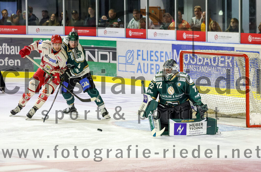 2025-09-12_005_TSV_Erding_gegen_EV_Landshut | Erding, Deutschland, 12.09.2025:Eishockey, Oberliga Süd 2025 / 2026, Testspiel, TSV Erding gegen EV Landshut, Endergebnis: 4:6Tobias Lindberg (EV Landshut, #9), Jesse Kauhanen (Erding Gladiators, #4), Torwart David Zabolotny (Erding Gladiators, #72)Foto: Christian Riedel / fotografie-riedel.net