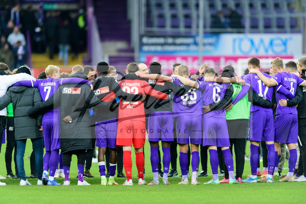OSNTSV20211106_137 | Fussball, Herren: . Spieler vom VfL Osnabrueck bilden einen Teamkreis bei dem Spiel der 3. Liga zwischen VfL Osnabrueck und TSV 1860 Muenchen im Stadion an der Bremer Bruecke am 06.11.2021 in Osnanbrueck, Deutschland.DFB / DFL REGULATIONS PROHIBIT ANY USE OF PHOTOGRAPHS AS IMAGE SEQUENCES AND/OR QUASI-VIDEO. - Realisiert mit Pictrs.com