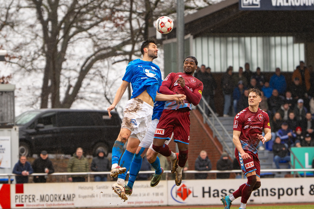 Fußball I Herren I Saison 2025-2026 I Regionalliga Nord I 23. Spieltag I TuS Blau-Weiß Lohne - SC Weiche Flensburg 08 I 0038 | Im Kopfball Duell Torben Rehfeldt (33, TuS BW Lohne) gegen Ibrahim Bashiru Ali (26, SC Weiche Flensburg 08) - Realisiert mit Pictrs.com