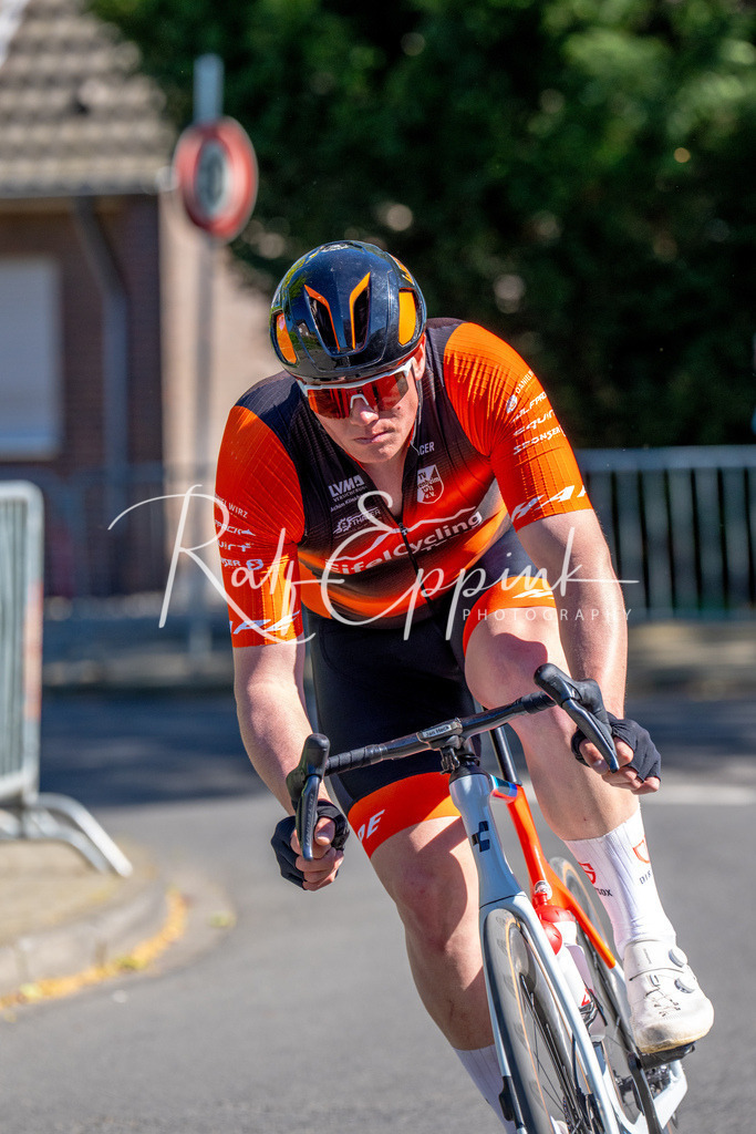 Spurt in den Mai 2026 - Großer Preis der Sparkasse Neuss | Annual one-day road cycling race "Großer Preis der Sparkasse Neuss" held in Büttgen, Germany, organized by VfR Büttgen 1912 e.V. The event features multiple races across all age categories from U11 youth to Elite men. - Realisiert mit Pictrs.com