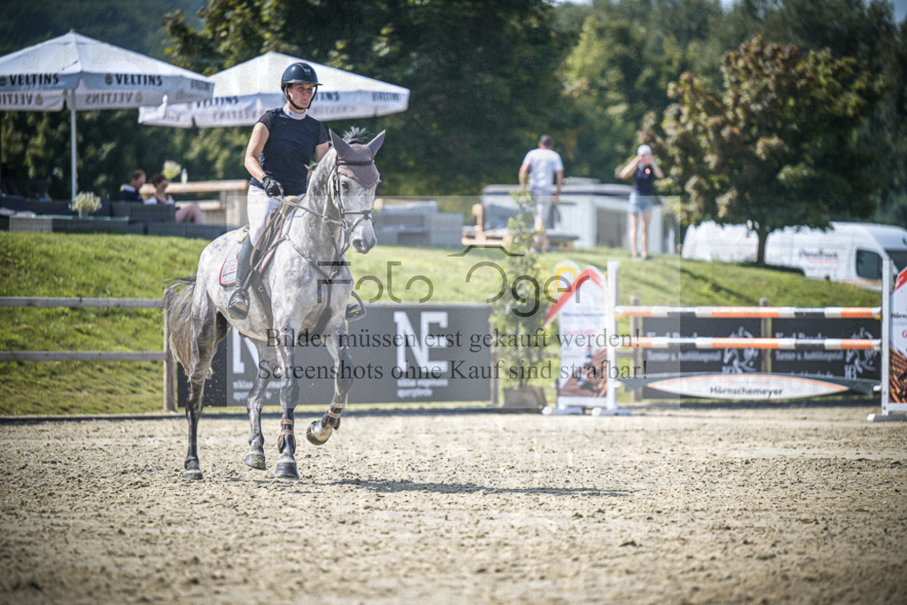 DOS_1959 | Entdecke hochwertige Reitturnierfotos von Foto Oger. Professionell, emotional und authentisch – jetzt Lieblingsmomente im Shop bestellen.Deutschlandweite Turnierfotografie. - Realisiert mit Pictrs.com