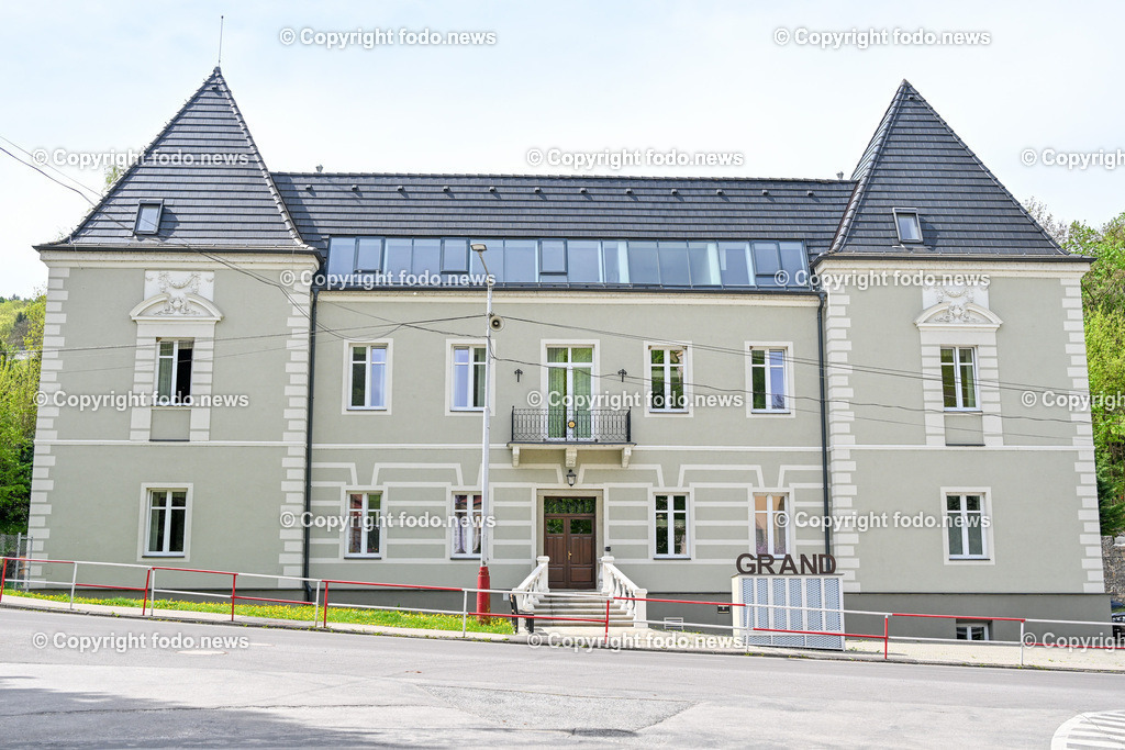 Slowakei_ Trenciansky kraj_ Trencianske Teplice_ 22.04.2025-8 | 22.04.2025, Slowakei, SVK, Trenciansky kraj, Trencianske Teplice, im Bild Trencianske Teplice, Trentschin-Teplitz, Stadt im Westen der Slowakei, Kurort mit Sehenswuerdigkeiten, Hotels aus der Zeit der habsburgischen Monarchie, einem Kurpark sowie alten Badehaeusern, Stadtansichten, Gebaeude, Architektur, Park, Strassen, Haeuser, Infrastruktur,  Denkmaeler, Kultur, Hotel