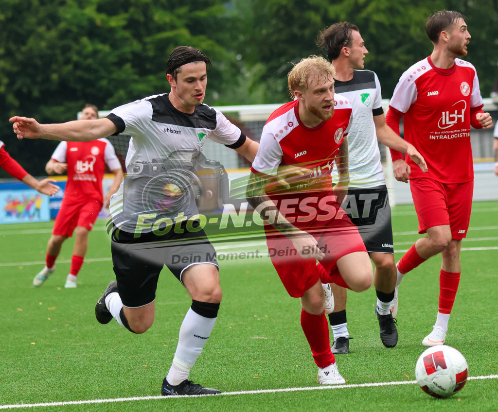 FC RW Kirchlengern - Post TSV Detmold | Auf dem Bild zu sehen: Rot FC RW Kirchlengern: Jan Luka Kollmeier ; weiß TuS Ahmsen: Noah WolfFC RW Kirchlengern, TuS Ahmsen, Saison 26/27, Testspiel, Deutschland - Realisiert mit Pictrs.com