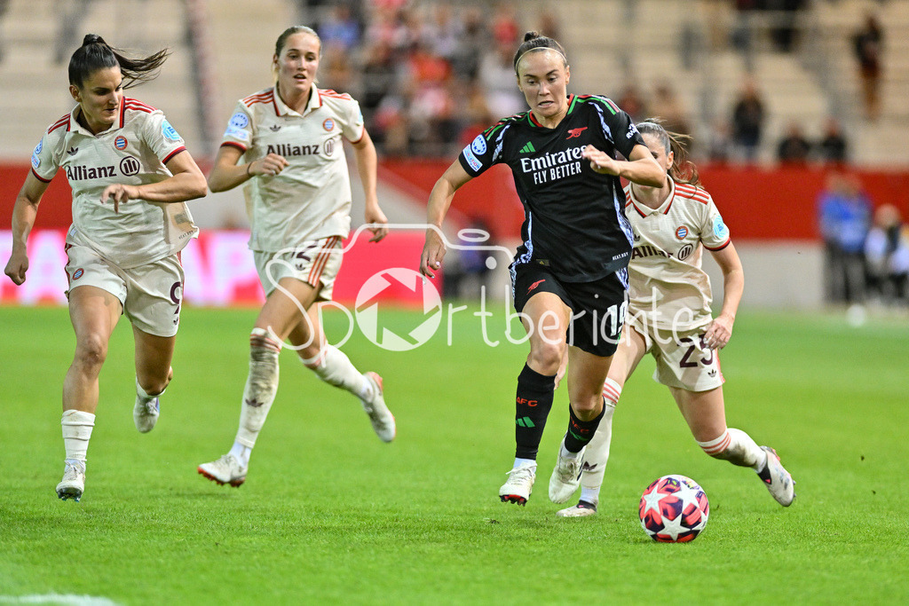 FC Bayern München Frauen - Arsenal London Frauen | im Duell Caitlin FOORD (Arsenal London #19) und Sarah ZADRAZIL (FCB #25) / Zweikampf / UEFA Womens Champions League: FC Bayern München Frauen - Arsenal London Frauen, FC Bayern Campus am 09.10.2024