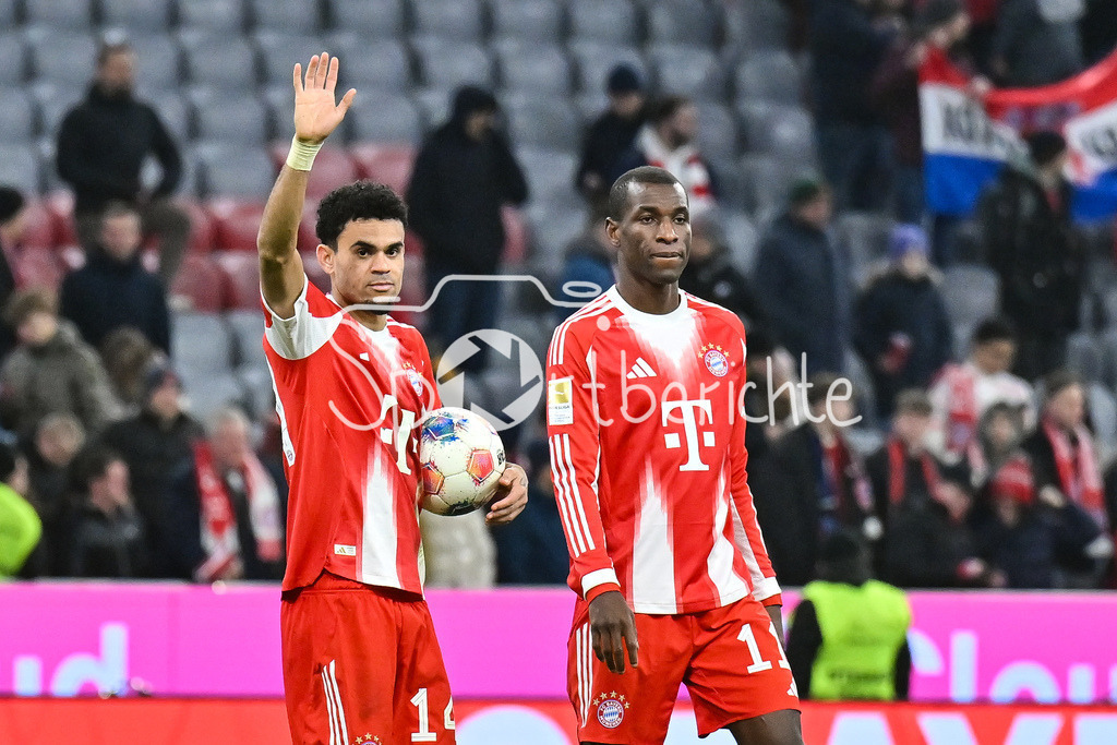 FC Bayern München - TSG 1899 Hoffenheim | MUNICH, GERMANY - 08. FEBRUARY: im Bild Luis DIAZ (FC Bayern Munich 14) - der den Spielball unter dem Arm hat und Nicolas JACKSON (FC Bayern Munich 11) während dem Bundesligamatch zwischen dem FC Bayern München und der TSG 1899 Hoffenheim am 21. Spieltag in der Allianz Arena / DFL REGULATIONS PROHIBIT ANY USE OF PHOTOGRAPHS AS IMAGE SEQUENCES AND/OR QUASI-VIDEO