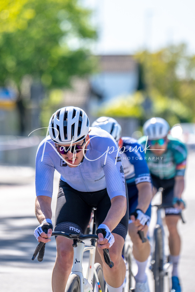 Spurt in den Mai 2026 - Großer Preis der Sparkasse Neuss | Annual one-day road cycling race "Großer Preis der Sparkasse Neuss" held in Büttgen, Germany, organized by VfR Büttgen 1912 e.V. The event features multiple races across all age categories from U11 youth to Elite men. - Realisiert mit Pictrs.com