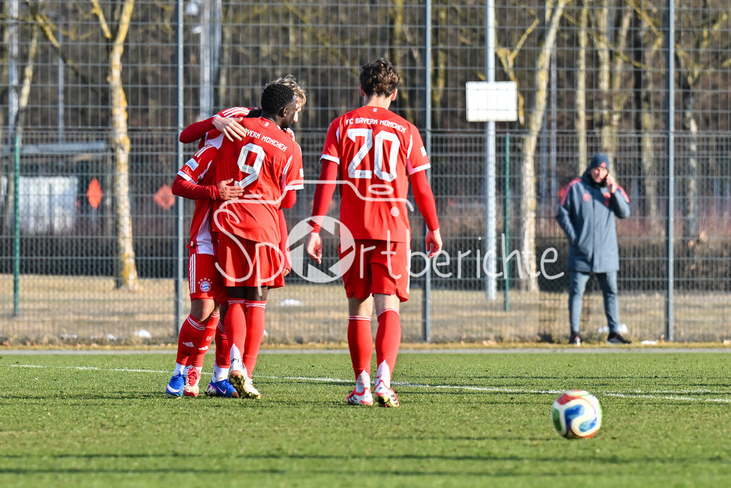 FC Bayern Amateure - FC Viktoria Pilsen U23 | MUNICH, GERMANY - 03. FEBRUARY: Jubel der kleinen Bayern nach dem Treffer zum 2-1 durch Maycon NORMANHA CARDOZO (FC Bayern München II 7) / Tor / Torschuetze / Freude / Happy während dem Testspiel zwischen den Amateuren des FC Bayern und dem FC Viktoria Pilsen B am FC Bayern Campus
