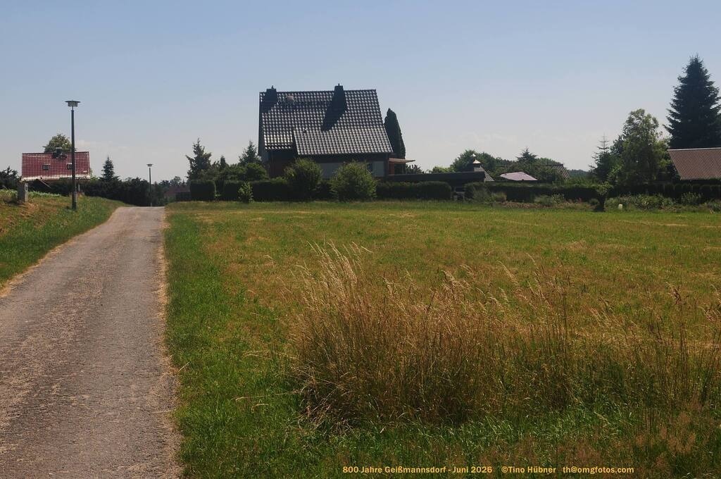 Geißmannsdorf-2026-Ortsbilder-637 | Geißmannsdorf bei Bischofswerda im Sommer 2026. Ein fotografischer Streifzug durch das Dorf Geißmannsdorf, mit Gebäuden, Straßen, Strohpuppen und geschmückten Vorgärten und Grundstücken anlässlich der 800-Jahr-Feier von Geißmannsdorf im Juni 2026 - Realisiert mit Pictrs.com