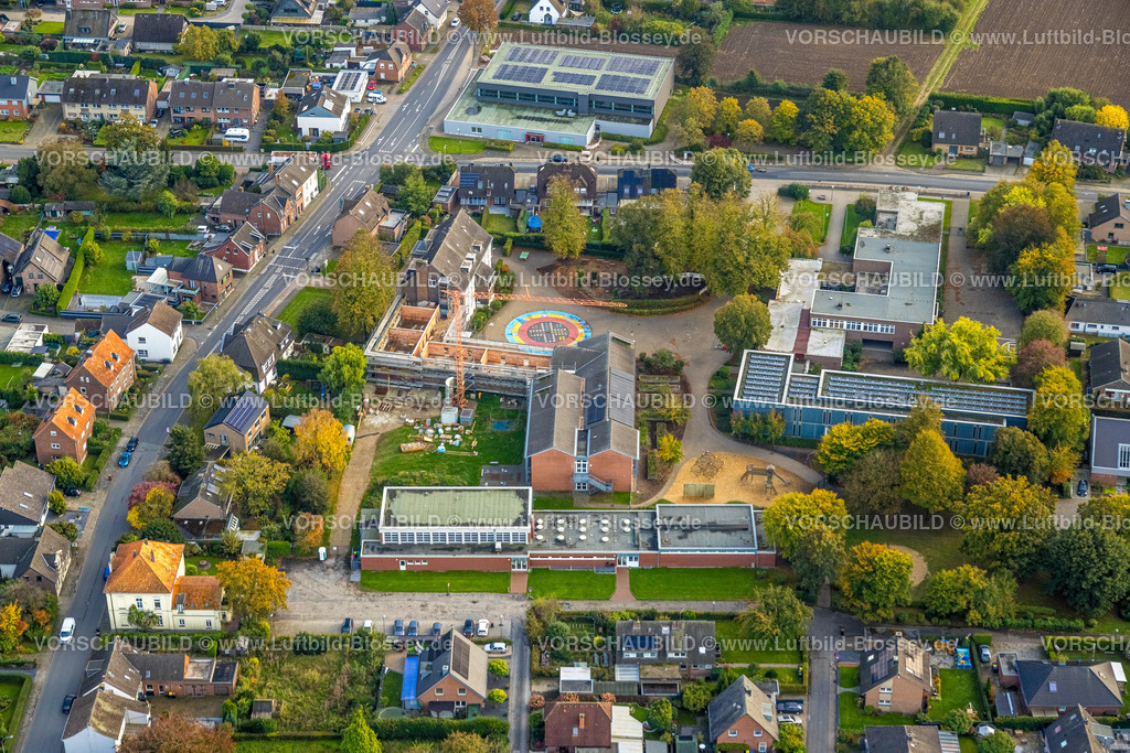 Uedem241014151 | Luftbild, Geschwister Devries Grundschule mit Baustelle Gerüstbau und Rohbauarbeiten, Freie Waldorfschule Niederrhein Aue, Lehrschwimmhalle Schwimmbad, auf dem Schulhof Farbkreis Spielfläche Mensch Ärgere Dich Nicht, Uedem, Niederrhein, Nordrhein-Westfalen, Deutschland