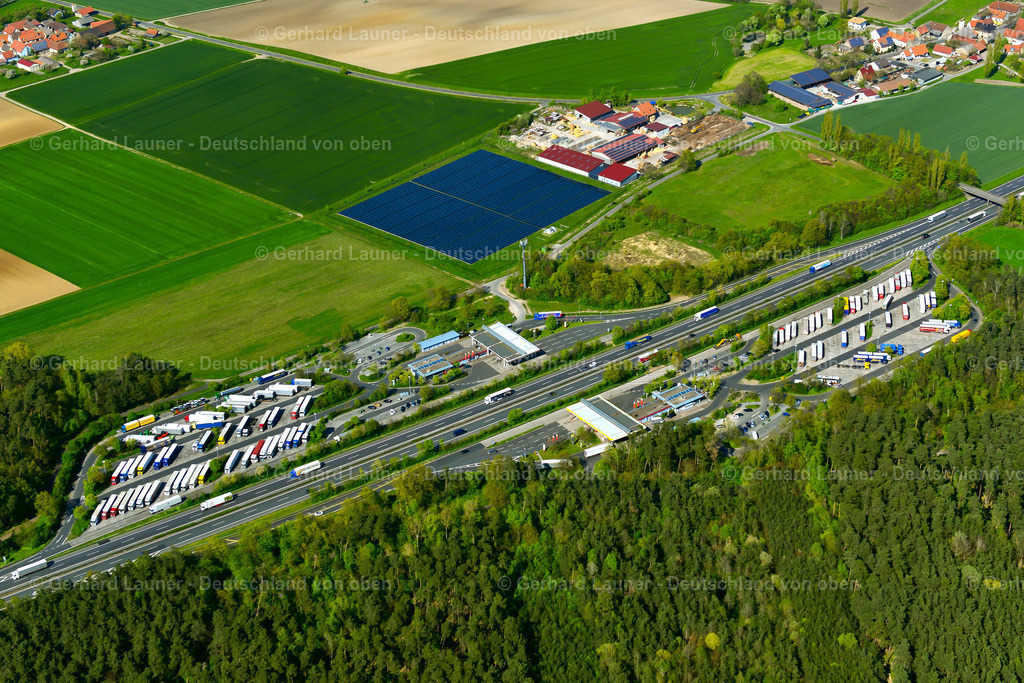 3600555 | KLEINLANGHEIM 02.05.2016 LKW- Abstellflächen an der Autobahn- Raststätte und Parkplatzfläche der Tank- und Rastanlage der BAB A3, Serways Raststätte Haidt Süd in Kleinlangheim im Bundesland Bayern, Deutschland. Weiterführende Informationen bei: Autobahn Tank & Rast Gruppe GmbH & Co. KG. // Lorries - parking spaces at the highway rest stop and parking of the BAB A 3, Serways Raststaette Haidt Sued in Kleinlangheim in the state Bavaria, Germany. Further information at: Autobahn Tank & Rast Gruppe GmbH & Co. KG. Foto: Gerhard Launer