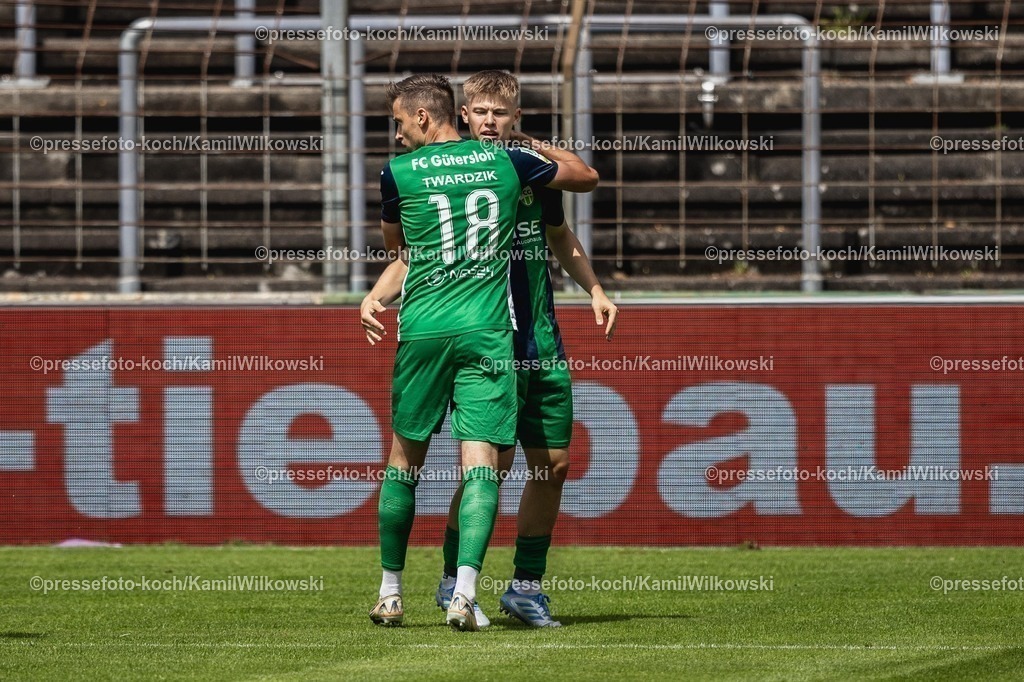 xkwi02082501061 | 02.08.2025, xkwix, Fußball, Regionalliga West, FC Gütersloh - 1. FC Bocholt, Ohlendorf Stadion im Heidewald: Torjubel nach dem Tor zum 5:3 durch Patrik Twardzik ( FC Gütersloh #18 ) mit Erik Lanfer ( FC Gütersloh #28 ) 