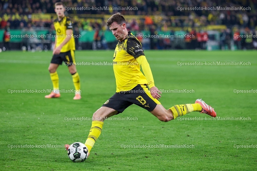 BVB02122501149 | 02.12.2025, Fußball, DFB-Pokal, Borussia Dortmund - Bayer 04 Leverkusen, Achtelfinale, Signal Iduna Park, Saison 2025 2026: Pascal Groß (BVB #13) DFB regulations prohibit any use of photographs as image sequences and or quasi-video.