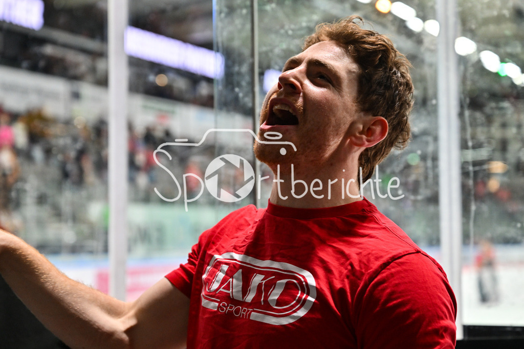 Augsburger Panther - Schwenninger Wild Wings | AUGSBURG, DEUTSCHLAND - 2. NOVEMBER: Die Spieler der Panther feier zusammen mit den Zuschauern den Heimsieg gegen Schwenningen nach dem Ligaspiel zwischen den Augsburger Panthern und den Schwenninger Wild Wings am 17. Spieltag der Penny DEL im Curt Frenzel Stadion am 02.11.2025 /  Kyle MAYHEW (Augsburger Panther 27)
