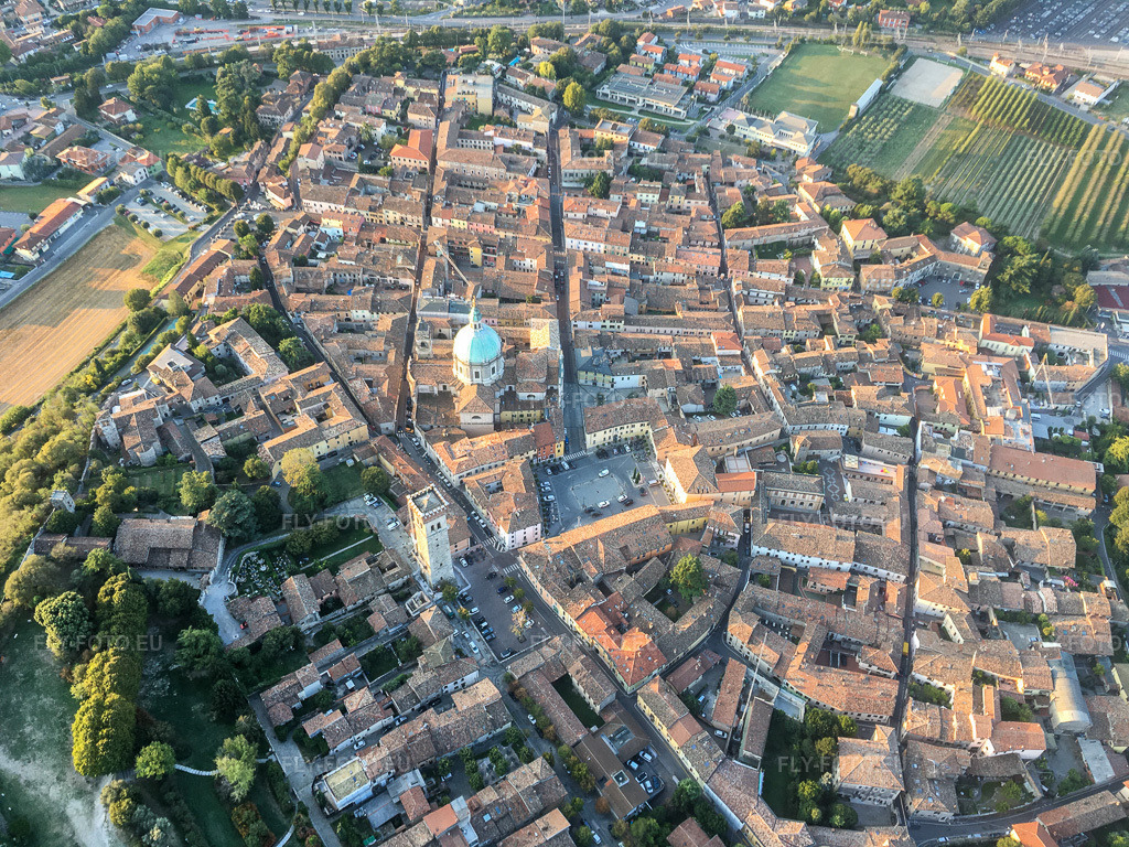 Vue aérienne: Basilique de Saint-Jean-Baptiste à Lonato del Garda dans le département Brescia, Italie. Photo: IMG-135021.jpg prise le 23/09/2022 par Werner Riehm/FLY-FOTO.eu – Résolution de l'original: 4032 x 3024 px