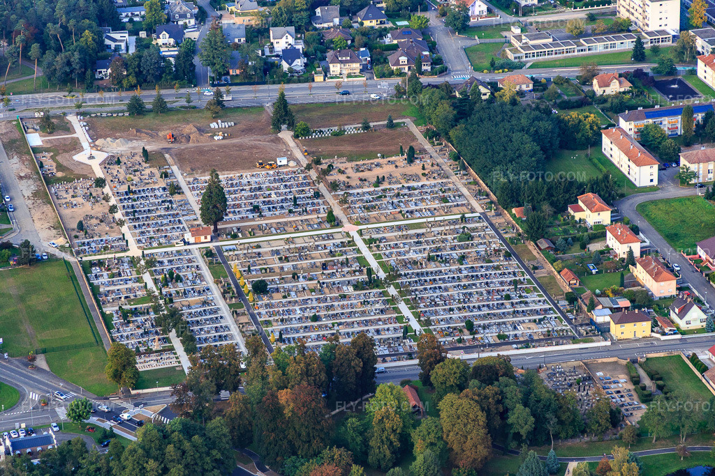 Aerial view: Cemetery of Bischwiller in Bischwiller in the state Bas-Rhin, France. – Photo: IMG_074266.jpg taken on 10/04/2014 by Werner Riehm/FLY-FOTO.com – Resolution of the original: 5472 x 3648 px – WWW.BISCHWILLER.COM