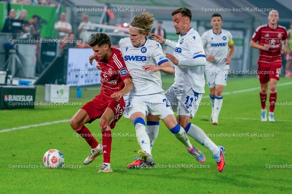 xKKUx30082501054 | 30.08.2025, xkkux, Fußball, Fortuna Düsseldorf - Karlsruher SC, 2. Fußball Bundesliga, Merkur Spiel-Arena, Saison 2025 2026: Anouar El Azzouzi&nbsp;(Fortuna Düsseldorf #08) im Zweikampf gegen  David Herold&nbsp;(KSC #20) und Philipp Förster&nbsp;(KSC #11)  DFB regulations prohibit any use of photographs as image sequences and or quasi-video.