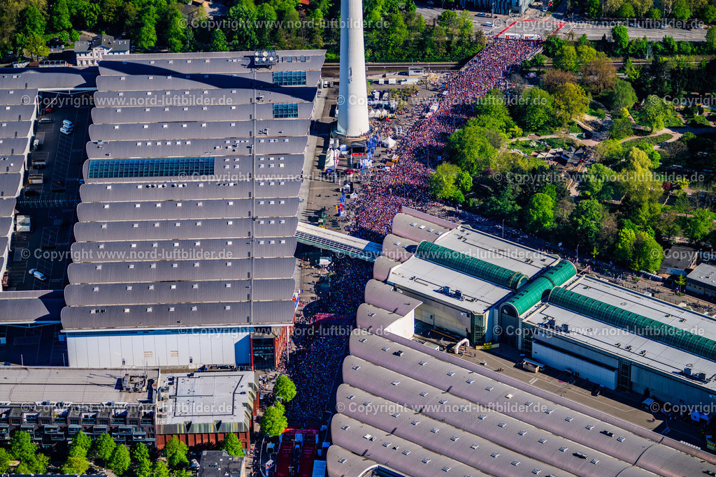 Hamburg_Marathon_Messehallen_Start_ELS_1917270425 | HAMBURG 27.04.2025 Teilnehmer der Sportveranstaltung " Hamburg Marathon " auf dem Veranstaltungsgelände an der Rentzelstraße, Tiergartenstraße im Ortsteil Rotherbaum in Hamburg, Deutschland. Weiterführende Informationen bei: Marathon Hamburg Veranstaltungs GmbH. // Participants of the sporting event " Hamburg Marathon " at the event area on street Rentzelstrasse, Tiergartenstrasse in the district Rotherbaum in Hamburg, Germany. Further information at: Marathon Hamburg Veranstaltungs GmbH. Foto: Martin Elsen