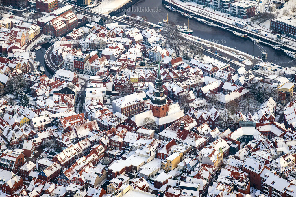 Stade_Altstadt_Winter_Schnee_ELS_2746050126 | STADE 05.01.2026 Winterlich schneebedeckte Kirchengebäude der St. Cosmae-Nicolai Kirche am Cosmae-Kirchhof in Stade im Bundesland Niedersachsen. // Wintry snowy church building St. Cosmae-Nicolai church at the Cosmea church graveyard in Stade in the state Lower Saxony. Foto: Martin Elsen