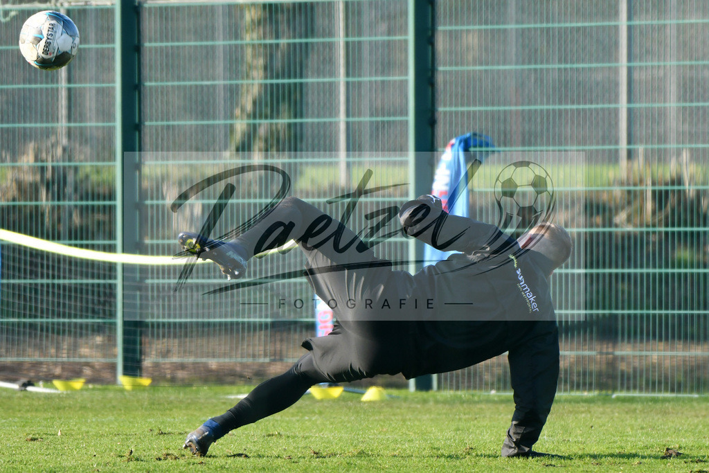 20200207_TRAOSN_0089 | Fußball, Herren: Maurice Trapp (VfL Osnabrueck) in Aktion, am Ball, Einzelaktion waehrend der Trainingseinheit des VfL Osnabrueck im Sportpark Illoshoehe am 07.02.2020 in Osnabrueck, Deutschland. - Realisiert mit Pictrs.com