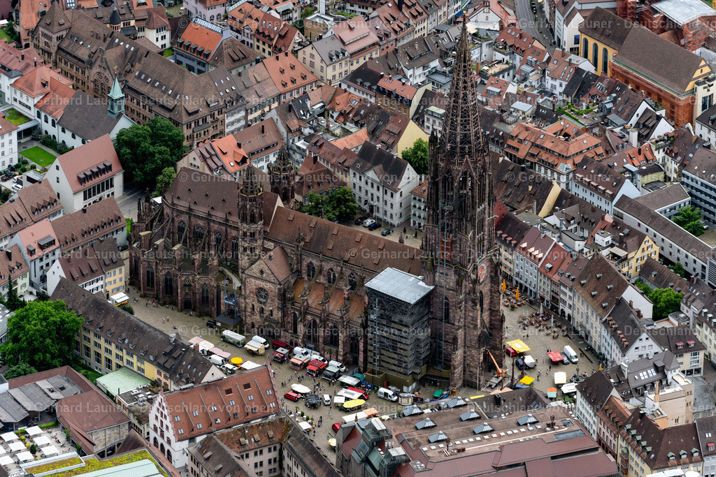 4032870 | FREIBURG IM BREISGAU 30.06.2020 Der Münsterturm vom Freiburger Münster im Altstadt- Zentrum in Freiburg im Breisgau im Bundesland Baden-Württemberg, Deutschland. Weiterführende Informationen bei: Stadt Freiburg im Breisgau. // Church building Freiburger Muenster and market activities in the Old Town- center of downtown Freiburg im Breisgau in the state Baden-Wurttemberg, Germany. Further information at: Stadt Freiburg im Breisgau. Foto: Gerhard Launer