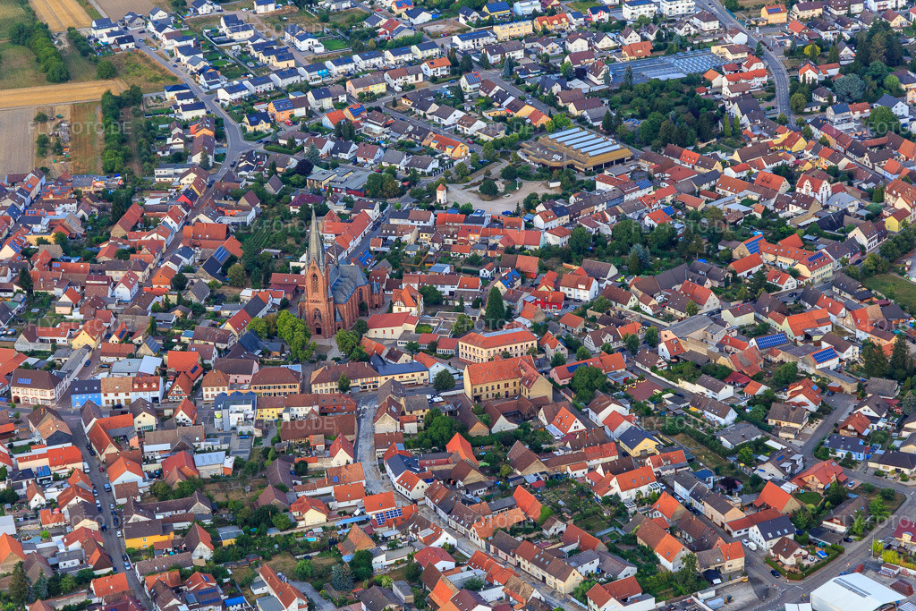 Luftbild: St. Vitus im Ortszentrum im Ortsteil Rheinsheim in Philippsburg im Bundesland Baden-Württemberg in Deutschland. Foto: IMG_109329.jpg vom 30.07.2018 durch Werner Riehm/FLY-FOTO.de
