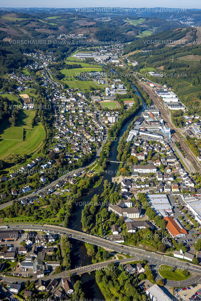 Plettenberg230908258 | Luftbild, Fluss Lenne und Lenne Brücke der Landesstraße L697 und Brücke Bahnhofstraße, Blick nach Eiringhausen zum Lennestadion des TuS Plettenberg Fußballplatz und Leichtathletikstadion, städtisches Albert-Schweitzer Gymnasium und Gechwister-Scholl-Realschule, Brockhaus Stahl GmbH und Brockhaus Lennetal GmbH, Rangiergleise, Waldgebiet mit Waldschäden, Plettenberg, Sauerland, Nordrhein-Westfalen, Deutschland