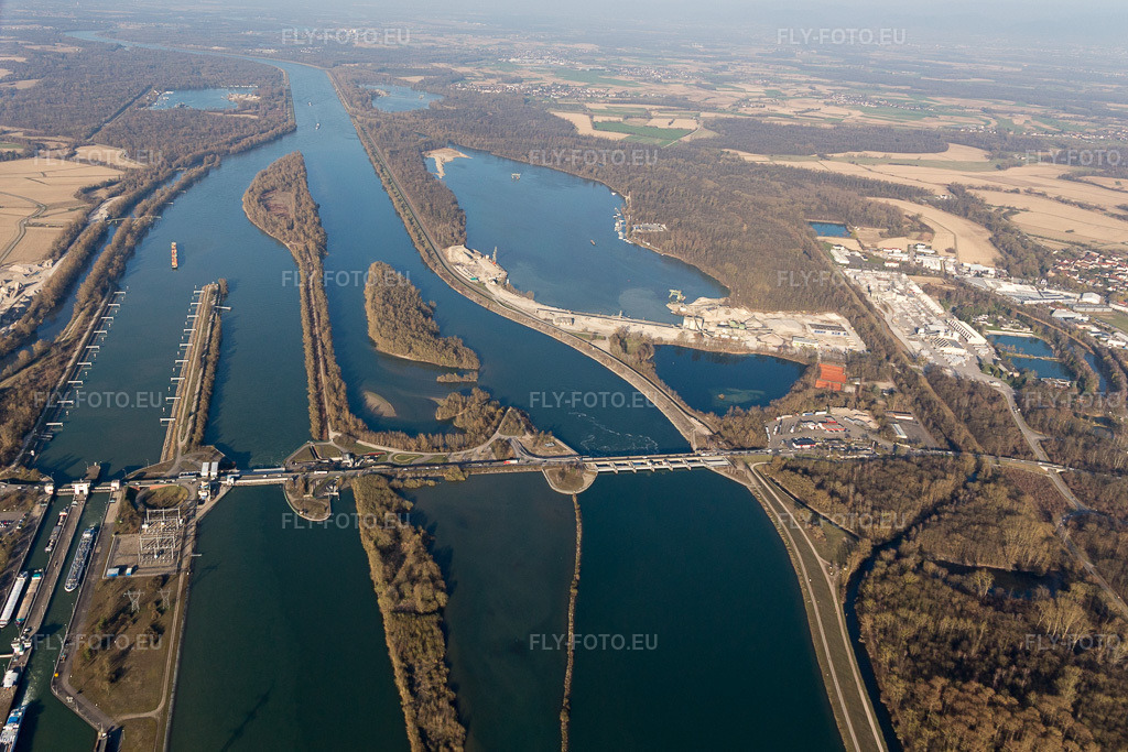 Vue aérienne: Vue de la ville à Gambsheim dans le département Bas Rhin, France. Photo: IMG_097669.jpg prise le 16/03/2017 par Werner Riehm/FLY-FOTO.eu – Résolution de l'original: 4448 x 2965 px
