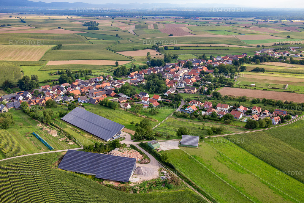 Vue aérienne: Vue de la ville depuis le sud-est à Siegen dans le département Bas Rhin, France. Photo: IMG_137727.jpg prise le 12/08/2023 par Werner Riehm/FLY-FOTO.eu – Résolution de l'original: 5024 x 3349 px