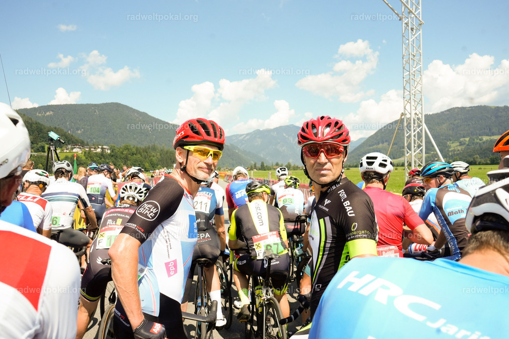 334_20230817_Bewerb_Maenner_Muehlanger | AUT - OESTERREICH, 2023-08-16: SPORT RENNRAD-FAHREN - 55. INTERNATIONALER RADWELTPOKAL IN ST. JOHANN IN TIROL  - Vintage-Radrennen mit WM-Bronze-Medaillen-Siegerin Christina Schweinberger, den Teilnehmer und Alexander Baumann (vom Orginastions-Team) - TAG 2 BEWERB MAENNER IN SECHS GRUPPEN  ; Foto: Roland Muehlanger
