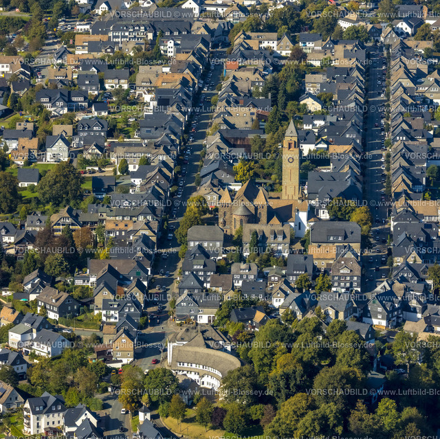 Schmallenberg230911012 | Luftbild, Ortsansicht Wohngebiet Oststraße und Weststraße mit kath. St.-Alexander-Kirche, halbrundes Rathaus mit Bürgerbüro, Schmallenberg, Sauerland, Nordrhein-Westfalen, Deutschland