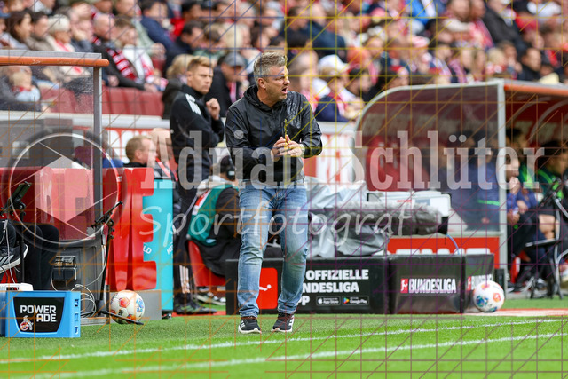 1. FC Köln vs FC Augsburg - 1. Bundesliga  | Köln, Deutschland, 18.10.25:   Trainer Lukas Kwasniok  gestikuliert, Gestik waehrend des Spiels der 1. Bundesliga zwischen  1. FC Köln vs FC Augsburg im RheinEnergieStadion(Foto von Brauer-Fotoagentur / Adrian Schlueter)