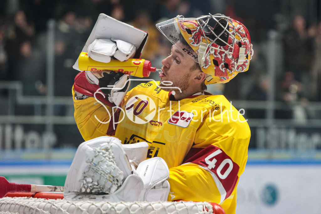 Augsburger Panther - Duesseldorfer EG | Henrik HAUKELAND (DEG #40) nimmt einen Schluck aus der Flasche