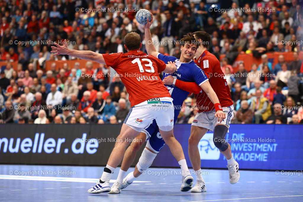 NH_HandballSportVereinHamburg_VfLGummersbach_HandballBundesliga_27022025 | #13 Niklas Weller und #55 Azat Valiullin (HSV Hamburg), #7 Julian Köster (VfL Gummersbach)Handball I Herren I Bundesliga (Daikin HBL) I Saison 2024-2025 I 21. Spieltag I HSV Hamburg - VfL Gummersbach I 27.02.2025 I Sporthalle Hamburg