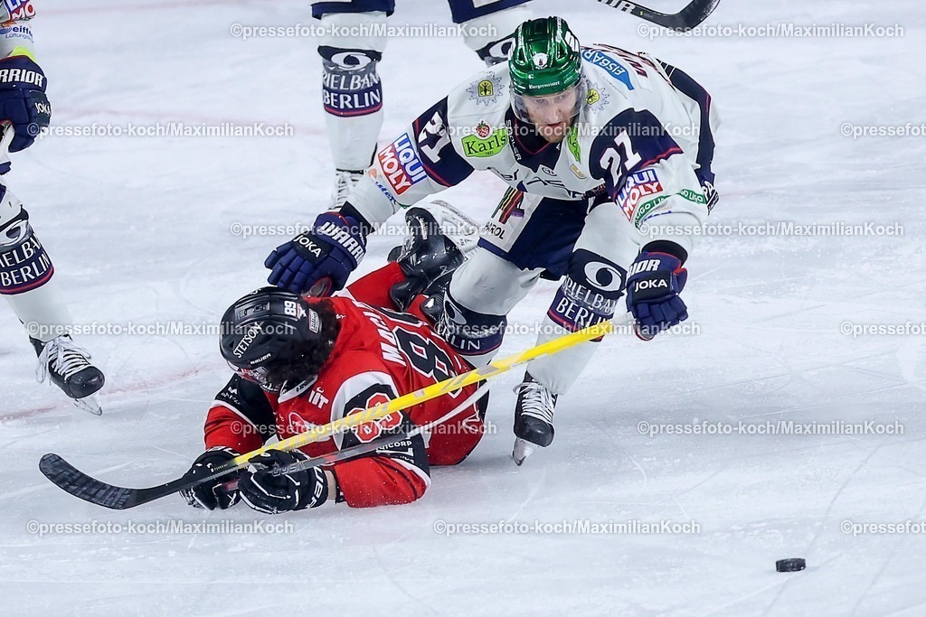 KEC15042601126 | 15.04.2026, Eishockey, DEL Halbfinale Play-Offs, Kölner Haie - Eisbären Berlin, Spiel 4, Lanxess-Arena Köln: Gregor MacLeod (Kölner Haie #89) im Zweikampf gegen  Manuel Wiederer (Eisbären Berlin #21) 