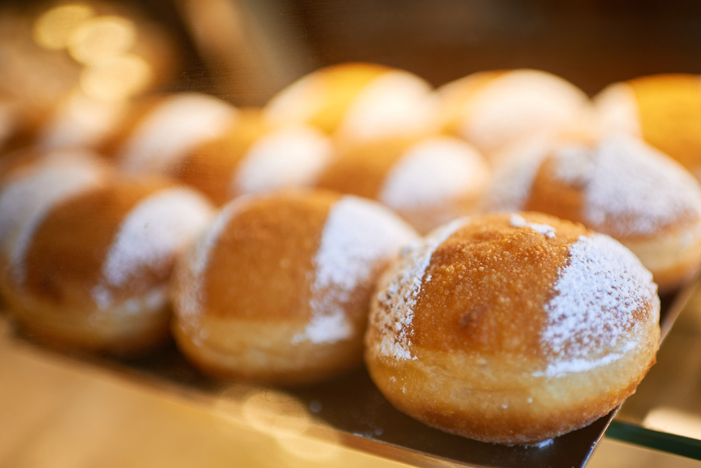 Cafe Hübler | Wien, Austria - January 16, 2019: Cafe Hübler, Faschingskrapfen in der Theke. - Realisiert mit Pictrs.com