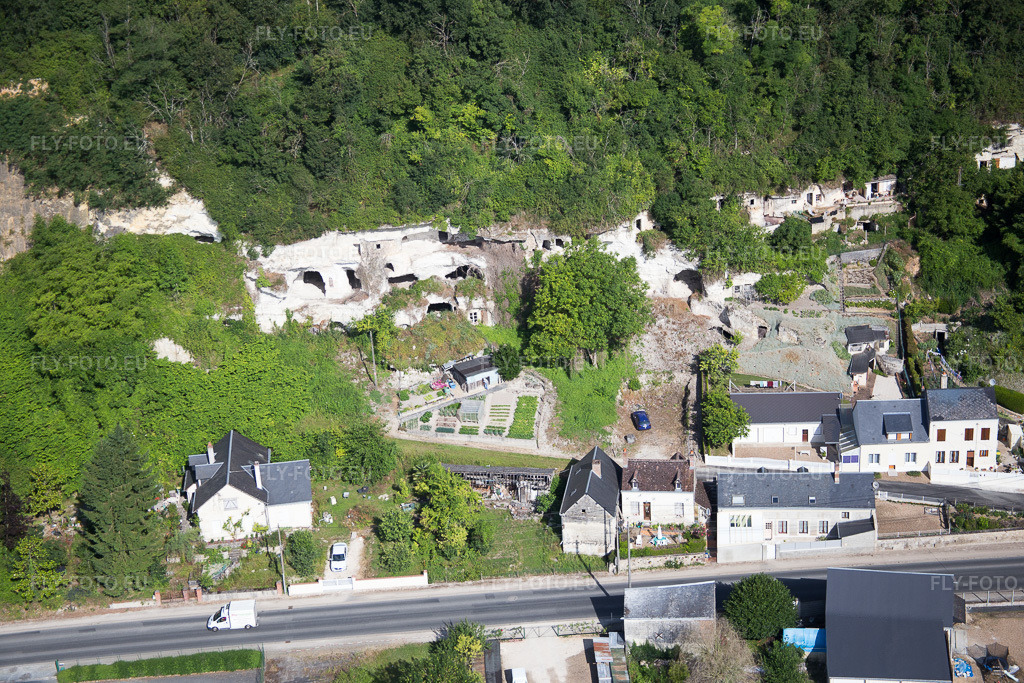 Vue aérienne: Vue de la ville à Saint-Rimay dans le département Loir et Cher, France. Photo: IMG_081127.jpg prise le 19/06/2015 par Werner Riehm/FLY-FOTO.euRésolution de l'original: 5472 x 3648 px