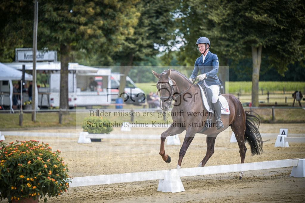 DOS_8104 | Entdecke hochwertige Reitturnierfotos von Foto Oger. Professionell, emotional und authentisch – jetzt Lieblingsmomente im Shop bestellen.Deutschlandweite Turnierfotografie. - Realisiert mit Pictrs.com