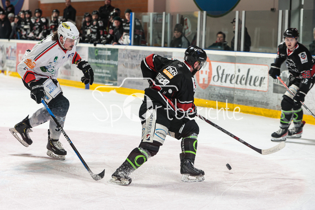 EHC Königsbrunn - TSV Peißenberg | Maximilian BRAUER (TSV #51) im Duell mit Dennis TAUSEND (EHC #24)