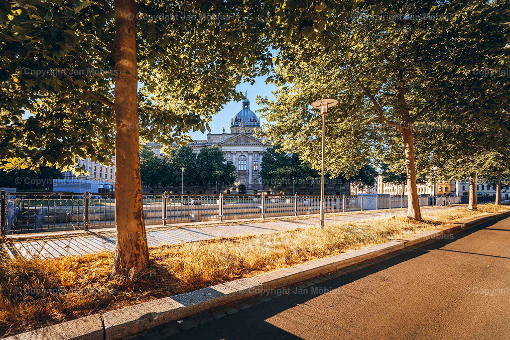 Bundesverwaltungsgericht | Das heutige Bundesverwaltungsgericht in Leipzig blickt auf eine bewegte Geschichte zurück: Ursprünglich als Reichsgericht errichtet, diente das beeindruckende Gebäude später als Bildermuseum. Heute ist es Sitz des höchsten deutschen Gerichts für öffentliches Recht. Die Verbindung aus historischer Architektur, kulturellem Erbe und rechtlicher Bedeutung macht diesen Ort einzigartig – für Besucher, Interessierte und Bildkäufer gleichermaßen. - Realisiert mit Pictrs.com